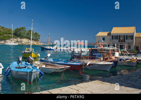 Il grazioso e piccolo villaggio Harbourside di Loggos, Paxos, Grecia Foto Stock