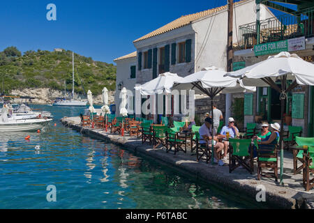 Il grazioso e piccolo villaggio Harbourside di Loggos, Paxos, Grecia Foto Stock