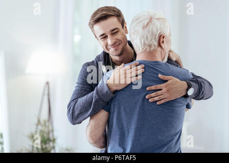 Uomo felice supporto uomo senior Foto Stock