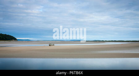 La bassa marea sul Taf Estuary Laugharne Carmarthenshire Galles Foto Stock