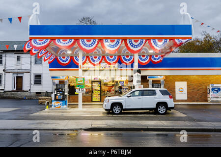 Ponte Palatino, New York, Stati Uniti d'America: Golfo di una stazione di gas a Cumberland Farms convenience store, spruced up con Bunting per una riapertura. Foto Stock