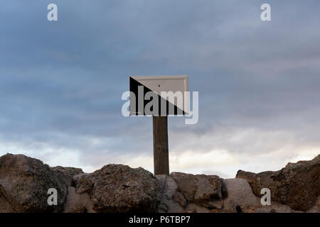 Segnale di caccia privata dopo il muro di pietra Foto Stock