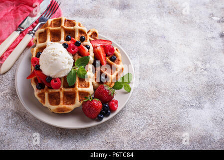 Cialde belghe con frutti di bosco e gelato Foto Stock