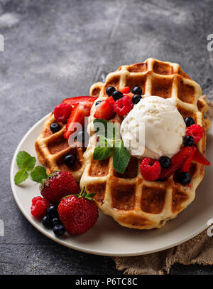 Cialde belghe con frutti di bosco e gelato Foto Stock