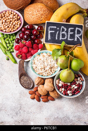 Prodotti ricchi di fibra. Una sana cucina dietetica Foto Stock