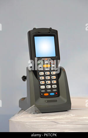 Lo scanner laser portatile per codici a barre reader al dock caricabatteria Foto Stock