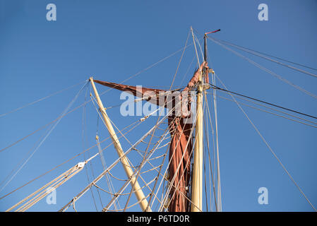 Allestimento di un palo alto barcone sul fiume Tamigi a Londra Foto Stock