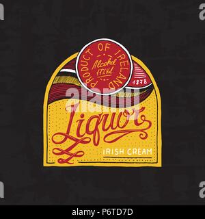 Vintage etichetta liquore badge. Forte del logo di alcool con elemento calligrafico. Telaio per poster banner. Adesivo emblema disegnato a mano inciso di scritte per t-shirt. Illustrazione Vettoriale
