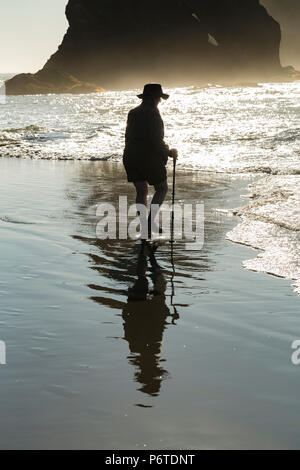 Karen Rentz escursionismo su Shi Shi Beach lungo l'Oceano Pacifico nel Parco Nazionale di Olympic, nello Stato di Washington, USA Foto Stock