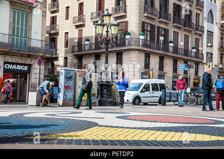 Pavimentazione mosaico di Joan Miro a La Rambla pederestian street a Barcellona Spagna Foto Stock