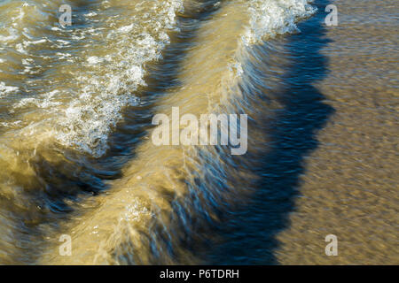 Modello formato da acqua correre indietro verso il mare come un'onda recede, su Shi Shi Beach lungo l'Oceano Pacifico nel Parco Nazionale di Olympic, Washington sta Foto Stock