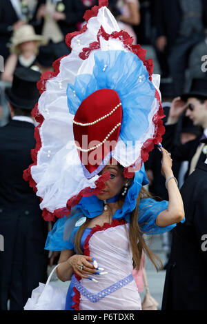 Royal Ascot, moda donna con spiritoso ha all'ippodromo Foto Stock