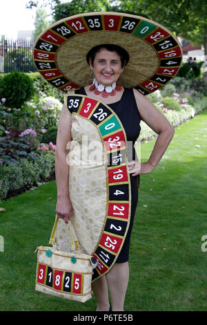 Royal Ascot, moda, il Signore giorno, donna con un brillante presenta all'ippodromo Foto Stock