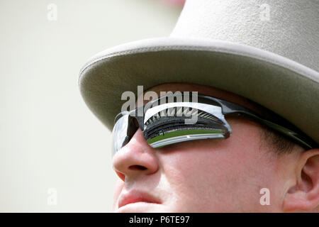 Royal Ascot, la tribuna specchio in occhiali da sole di un uomo Foto Stock