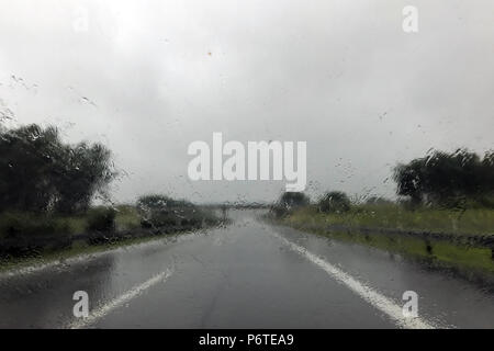 Berlino, Germania, scarsa visibilità durante una forte pioggia su una strada di campagna Foto Stock