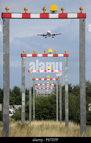 Langenhagen, Germania, impianto di illuminazione per il supporto di approccio di fronte all'aeroporto Hannover-Langenhagen Foto Stock