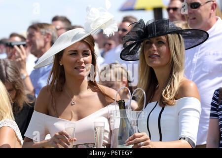 Sandown, moda, donne all'ippodromo Foto Stock