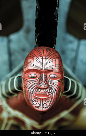 Scultura di fronte al cerimoniale waka taua (canoa da guerra) presso il waitangi treaty Grounds a Waitangi, Nuova Zelanda Foto Stock