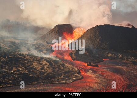 Un imponente fontana di lava produca il magma 180 piedi in aria dalla fessura 8 in corrispondenza della zona di spigolo di Nohea e Leilani causata dall'eruzione del vulcano Kilauea 30 giugno 2018 nelle Hawaii. La recente eruzione continua distruzione di case, costringendo le evacuazioni e produca lava e gas velenosi sulla Big Island delle Hawaii. Foto Stock