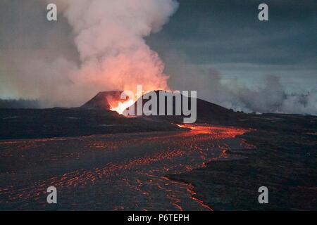 Un imponente fontana di lava produca il magma 180 piedi in aria dalla fessura 8 causato dall'eruzione del vulcano Kilauea 30 giugno 2018 nelle Hawaii. La recente eruzione continua distruzione di case, costringendo le evacuazioni e produca lava e gas velenosi sulla Big Island delle Hawaii. Foto Stock