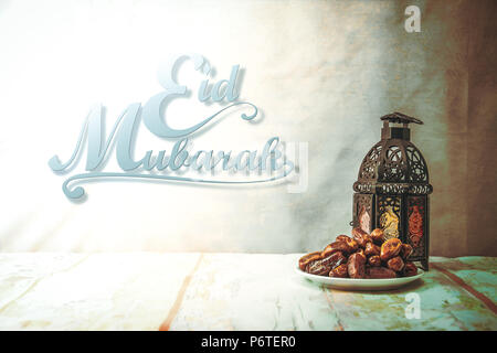 Eid mubarak con data di Palm o frutta kurma ramadan , cibo , immagine stile vintage . Foto Stock