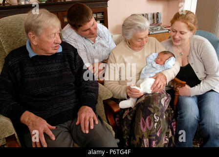 Ritratto di tre generazioni, baby essendo trattenuto dalla nonna Foto Stock