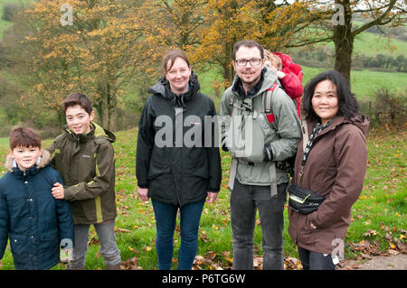 Ritratto di giovane famiglia fuori con gli amici, passeggiate in campagna, multirazziale gruppo Foto Stock