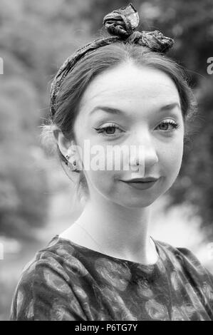 Bianco e nero ritratto di Giovane donna Foto Stock