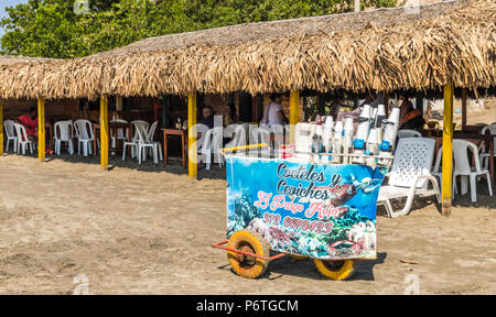 Una vista tipica di la boquilla spiaggia vicino a Cartagena Colombia Foto Stock