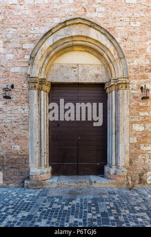 Vecchia porta di legno a Foligno Foto Stock