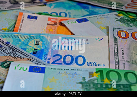 Nuova serie di sheqel israeliano, euro e dollari USA. Sfondo di denaro, bollette 50, 100, 200, close-up, il fuoco selettivo. Foto Stock