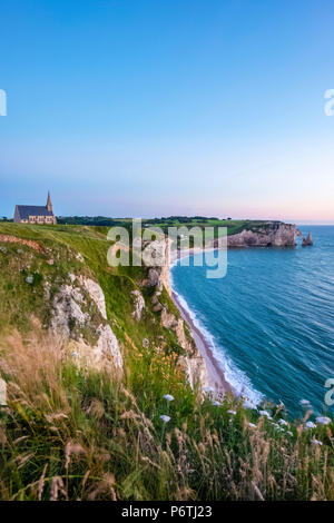 Francia Normandia (Normandie), dipartimento Seine-Maritime, Etretat. Chapelle Notre Dame de la Garde la cappella e il bianco gesso scogliere. Foto Stock