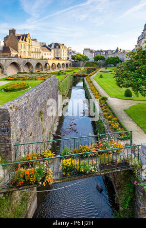 Francia, Brittany (Bretagne), dipartimento di Morbihan, Vannes. La Marle fiume scorre attraverso il Jardins des Remparts giardini di fronte Chateau de l'Hermine. Foto Stock