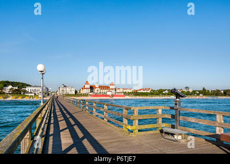 Vista dal molo verso, Kurhaus Binz, RÃ¼gen Isola, Meclemburgo-Pomerania Occidentale, Germania Foto Stock