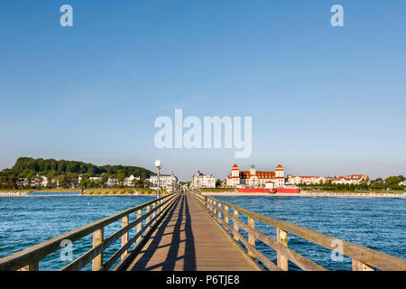 Vista dal molo verso, Kurhaus Binz, RÃ¼gen Isola, Meclemburgo-Pomerania Occidentale, Germania Foto Stock