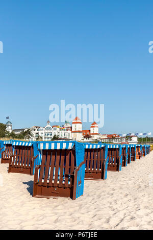 Spiaggia e cesti, Kurhaus Binz, RÃ¼gen Isola, Meclemburgo-Pomerania Occidentale, Germania Foto Stock