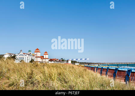 Cestini di spiaggia e dune e Kurhaus, Binz, RÃ¼gen Isola, Meclemburgo-Pomerania Occidentale, Germania Foto Stock