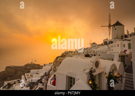 Il mulino a vento, Oia - Santorini (Thira), Isole Cicladi, Grecia Foto Stock