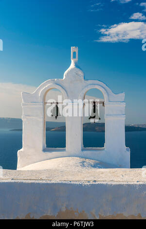 Bianco tradizionale belfry, Oia - Santorini, Egeo Meridionale, Grecia Foto Stock