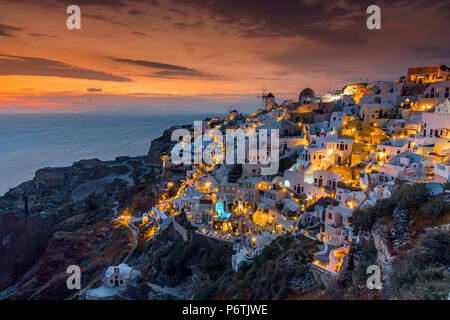 Vista al tramonto, Oia - Santorini, Egeo Meridionale, Grecia Foto Stock