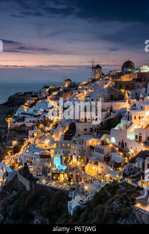 Vista notturna di Oia - Santorini, Egeo Meridionale, Grecia Foto Stock