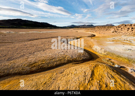 Hverir, Krafla caldera, Myvatn Regione Nord dell'Islanda. Attività geotermica. Foto Stock