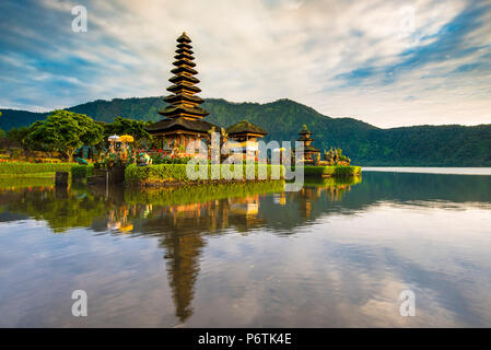 Bali, Indonesia, sud-est asiatico. Pura Ulun Danu Bratan tempio dell'acqua in corrispondenza del bordo del lago Bratan. Foto Stock