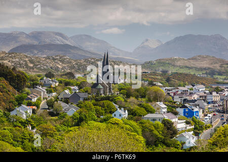 L'Irlanda, nella contea di Galway, Clifden, elevati vista città Foto Stock