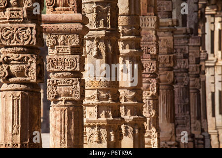 New Delhi, Qutub Minar, Quqqat-Ul-islam moschea, pillared i chiostri Foto Stock