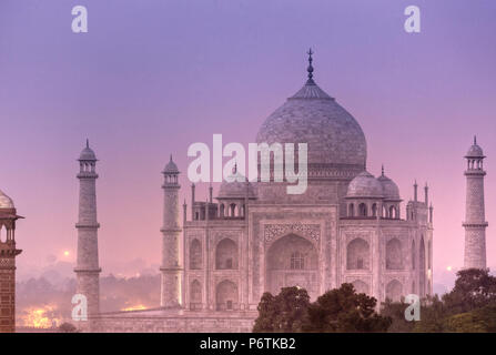 India, Uttar Pradesh, Agra il Taj Mahal (Sito UNESCO), in una notte di luna piena Foto Stock