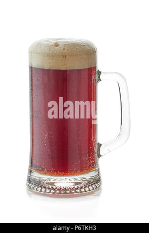 Boccale di birra scura con testa in materiale espanso su bianco Foto Stock