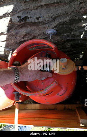 Un gas montatore montaggio di un pacco 2 valvola di commutazione con la pressione in eccesso di intercettazione gpl per le bombole di gas carburante di un fornello a gas in zone rurali del Galles UK KATHY DEWITT Foto Stock