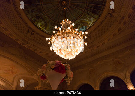 Illuminato in stile rinascimentale lampadario di lusso Foto Stock