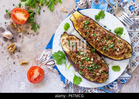 Melanzane al forno con carne, noce e verdure. Tradizionale medio orientale o piatto arabo. Foto Stock